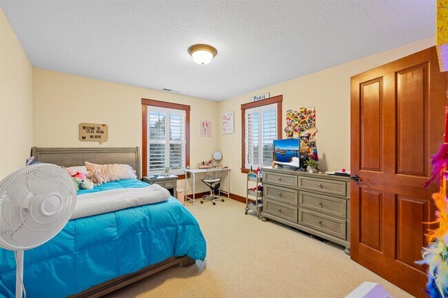 Building Photo - 69 Greenmoor Dr