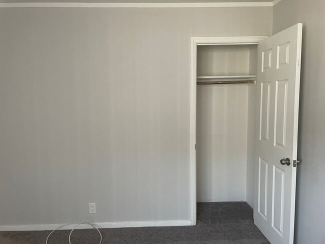 Building Photo - Welcome Home to 5 bedrooms 3 baths!