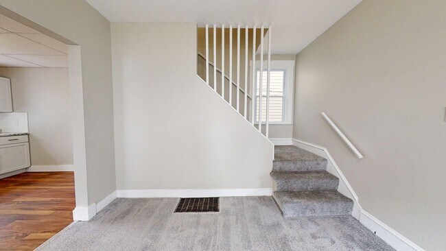 Building Photo - Madison/West Blvd neighborhood: 3 bedroom/1 bath single family home.