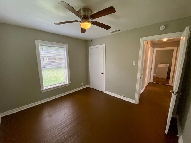 Building Photo - Charming home with a large fenced backyard...