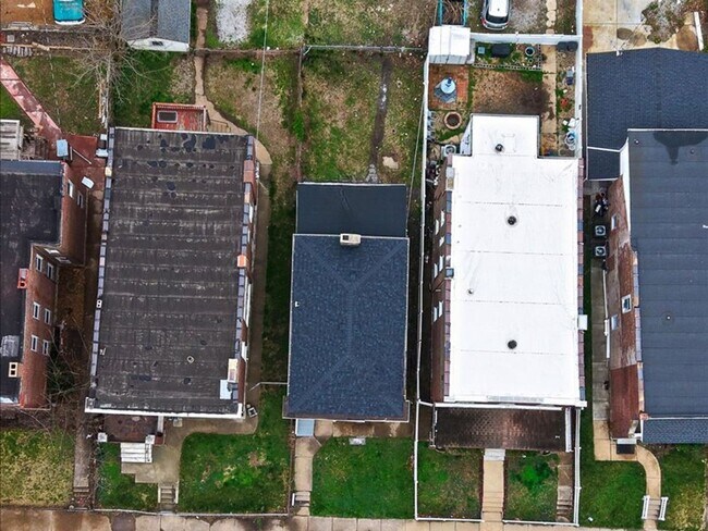 Building Photo - Welcome to 6730 Vermont!