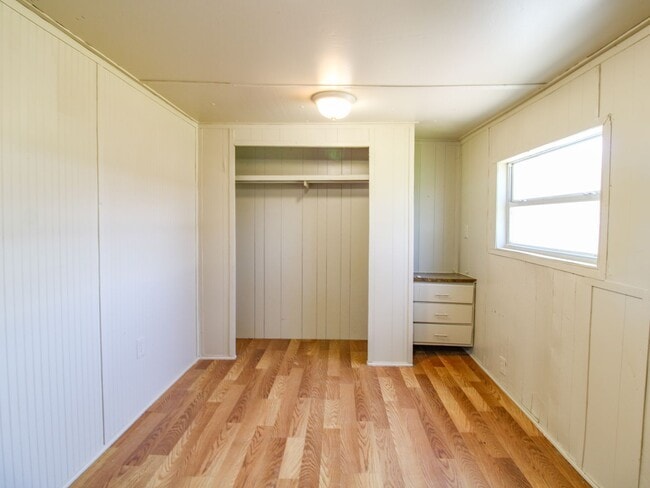 Building Photo - Excellent Location close to Fayetteville!