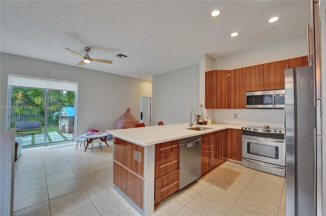 Building Photo - 930 Bluewood Terrace