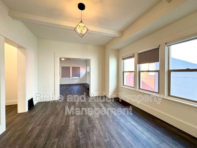 Building Photo - 3556 NE Sandy Blvd