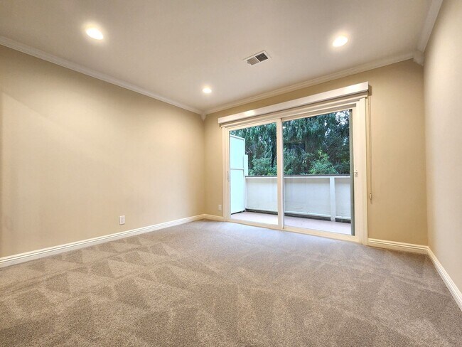 Building Photo - Updated 2 bedroom with in unit washer, dry...
