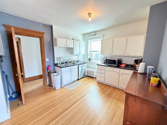 Building Photo - Beautiful 4 Bedroom/2 Bathroom Second Floor Apartment in East Duluth Mansion with Utilities Inclu...