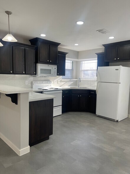 Primary Photo - 404 E 2nd St