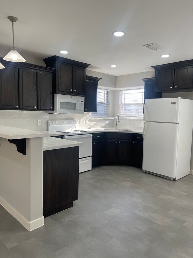 Building Photo - 404 E 2nd St