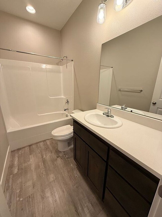 Building Photo - 321 NE Alder Wy
