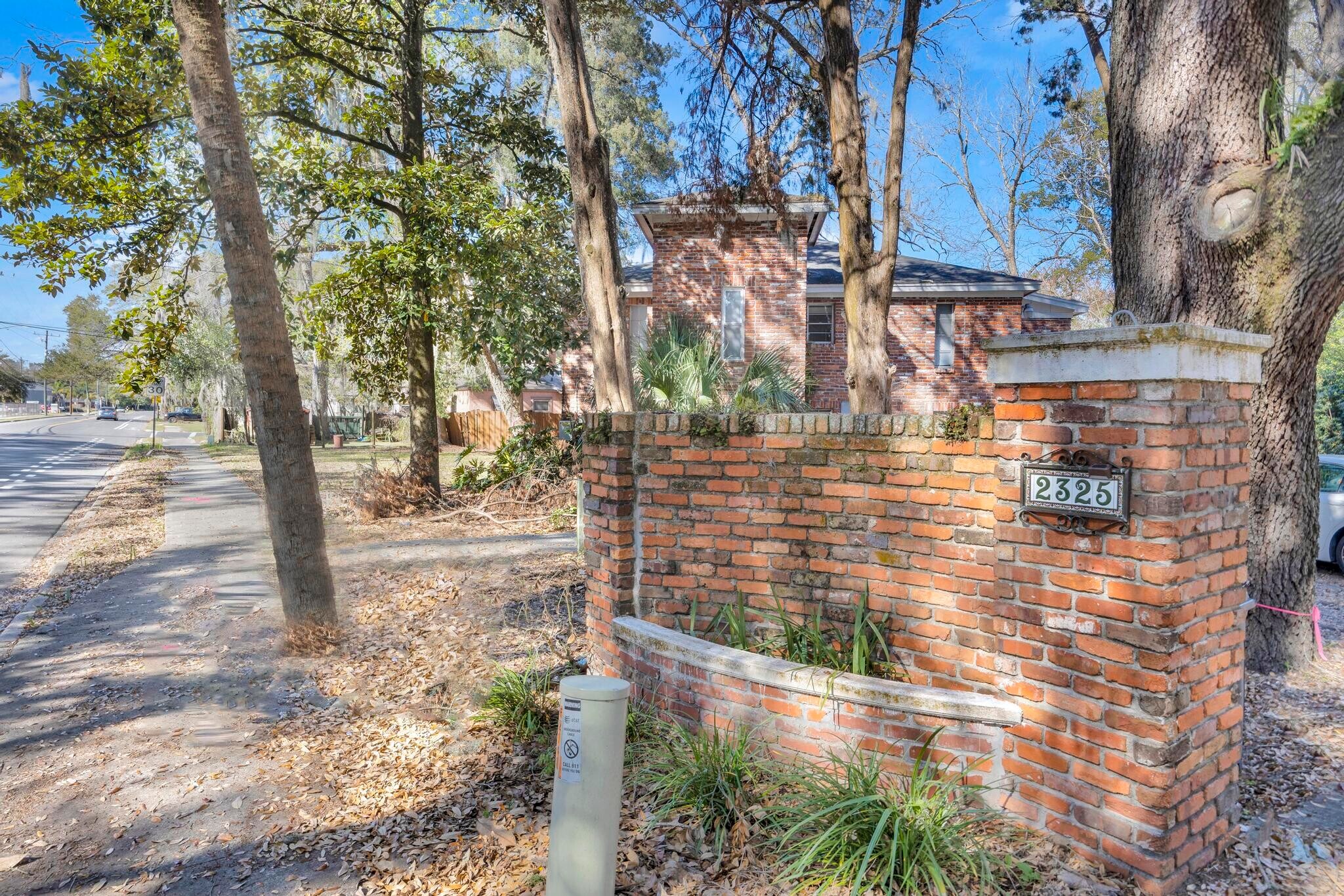 Building Photo - 2325 Spring Park Rd