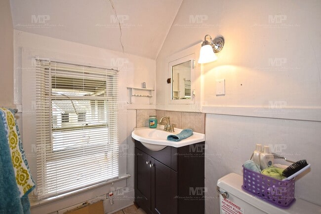 Building Photo - 322 W Laurel St