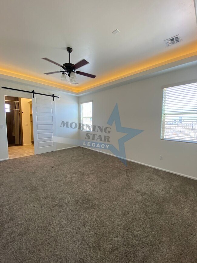 Building Photo - Stunning 4 bedroom, 2.5 bath house - 3 car...