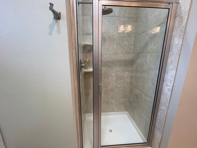 Building Photo - A Great Place To Call Home! Hoa Fees included in Rent