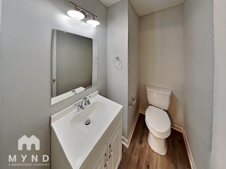 Building Photo - 3211 Spring Valley Dr