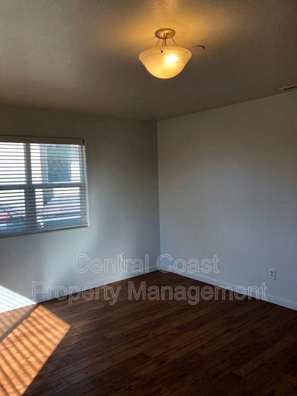 Building Photo - 10 Carmel Cir