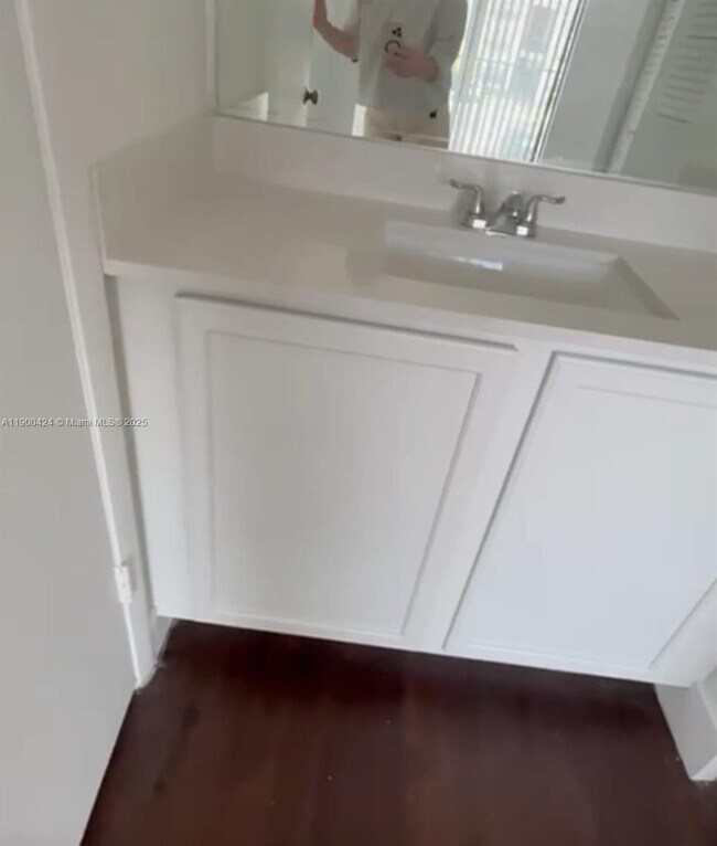 Building Photo - 714 Executive Center Dr