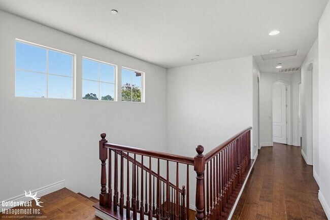 Building Photo - Elegant 5Bdm 3Ba Hilltop Home In Fallbrook!