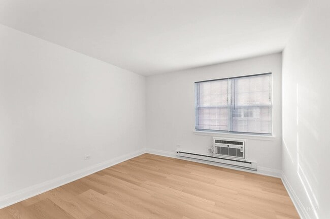 Building Photo - 224 S Rush St