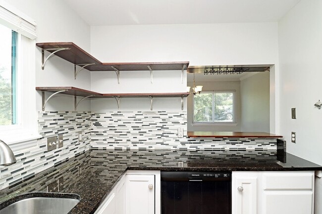 Building Photo - Move-in Ready End-Unit Stonehenge Townhome