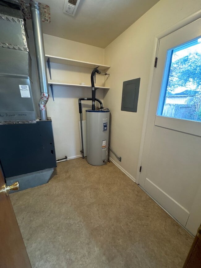 Building Photo - Spacious 2 Bedroom 1 Bath Duplex in Park-Like Setting - Pets Welcome