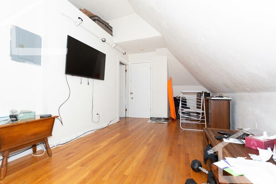 Building Photo - 18 Greylock Rd