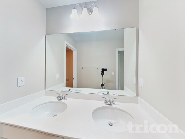 Building Photo - 265 Frst Mdw Ln