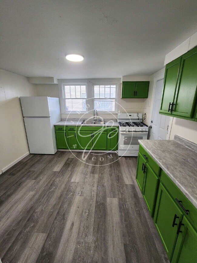 Building Photo - Spacious 3 bed 1 bath 2 story home with