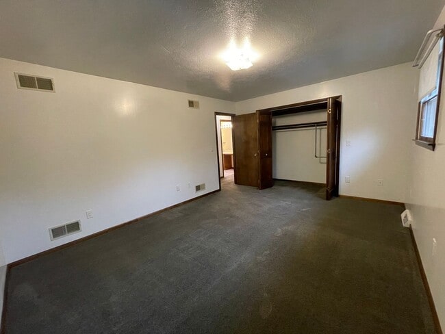 Building Photo - Nicely Renovated 2 Bedroom/2  Bath in Bon ...