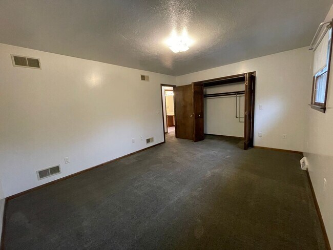 Building Photo - Nicely Renovated 2 Bedroom/2  Bath in Bon Air!