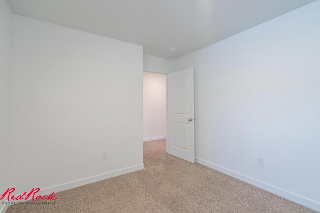 Building Photo - Dog Friendly! 3 Bedroom 2 Bathroom Townhome in Long Valley.