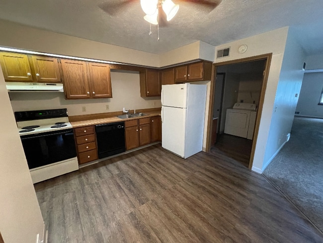 Building Photo - 1352 Red Tail Hawk Dr