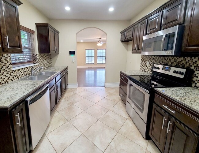 Building Photo - Large Military Park Home