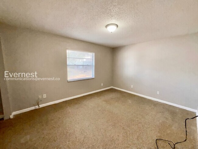 Building Photo - 3062 St Paul Dr