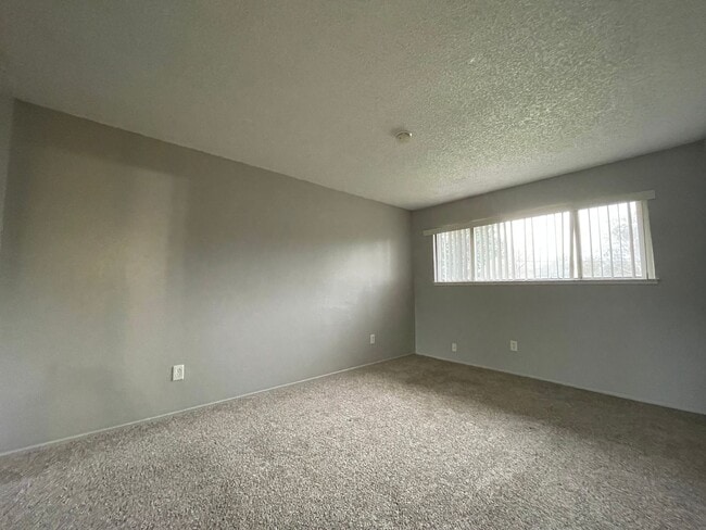 Building Photo - Duplex Unit w/ Attached Garage, Wood Laminate Flooring