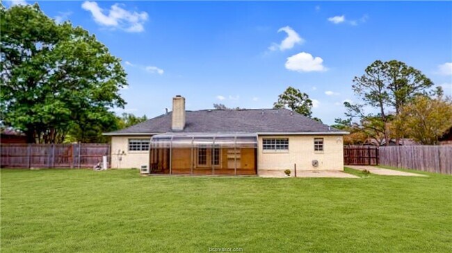 Building Photo - 1802 Southwood Dr