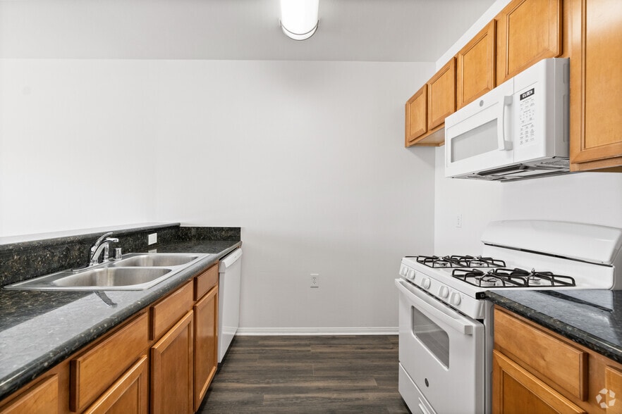2BR, 1BA - 958SF - Plasencia - Kitchen - Villa Touran