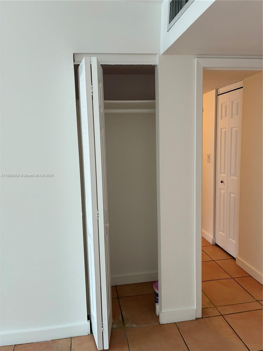 Building Photo - 3401 N Country Club Dr