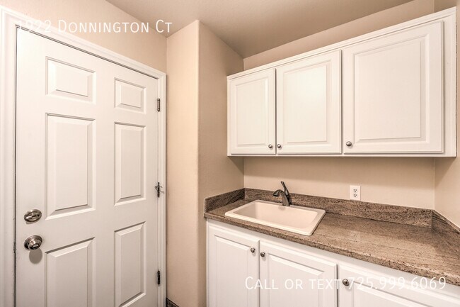 Building Photo - 1922 Donnington Ct