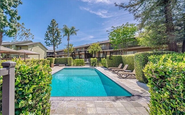 Building Photo - Beautiful 2 Bedroom in Creekside Villas!