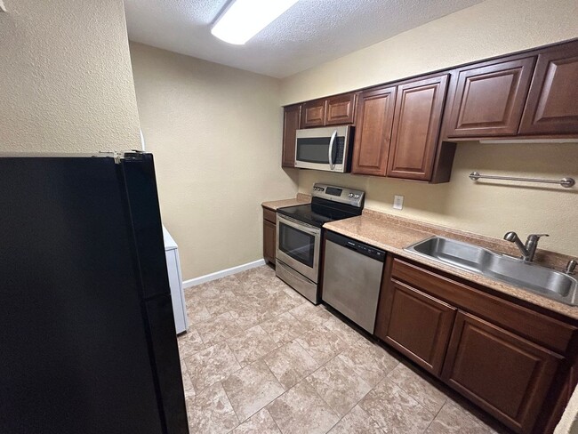 Building Photo - **MOVE IN SPECIAL** ! Beautiful 2 Bedroom ...