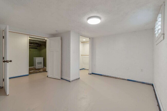 Building Photo - AVAILABLE NOW - Charming Sugar House Bungalow