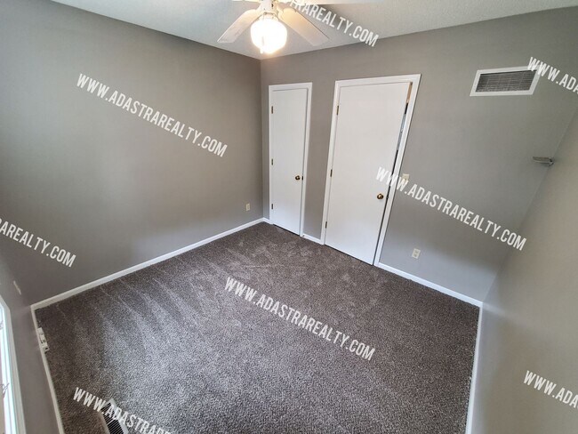 Building Photo - Gorgeous Shawnee Mission NW Home-Coming SO...