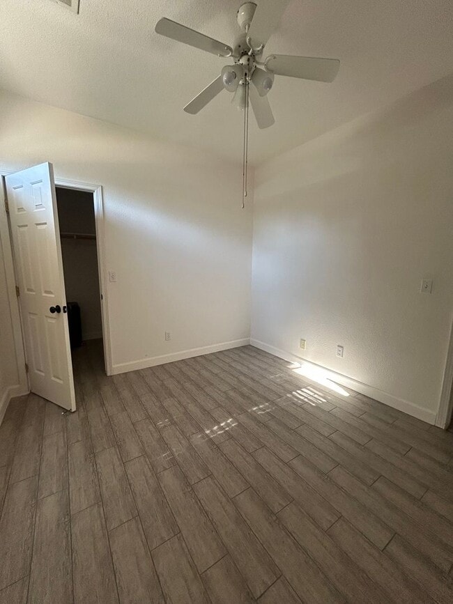 Building Photo - 2614 W Oakridge Ave