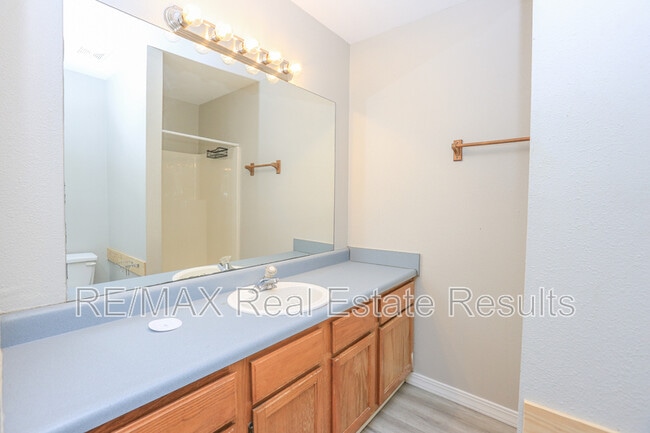 Building Photo - 205 White Oak Dr NE