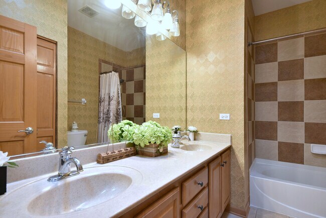 Building Photo - 5600 Cloverdale Rd