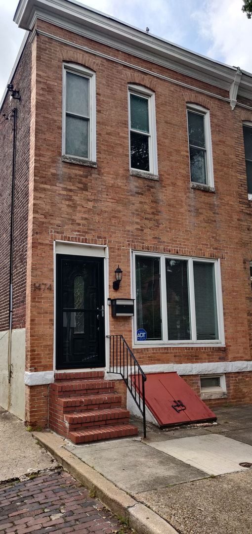 Building Photo - Chamring 2-Bedroom Locust Point Townhome w/ Deck