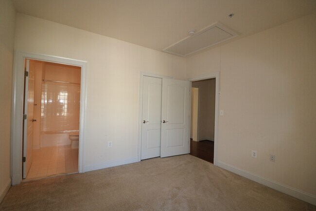 Building Photo - SHORT TERM LEASE AVAILABLE -- Luxury TH in Bethesda - 4 bed + 3.5 ba - Elevator TH in Gated commu...