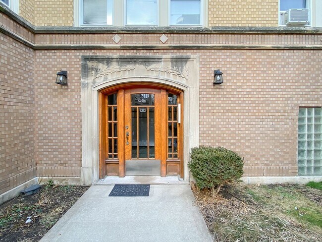 Building Photo - 5058 N Claremont Ave