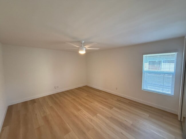 Building Photo - 4960 Rockford Dr