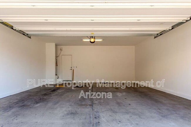 Building Photo - 4044 E Oakland St